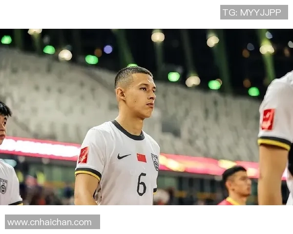 足球场上戴眼镜的球星们勇敢突破视觉局限成就非凡表现